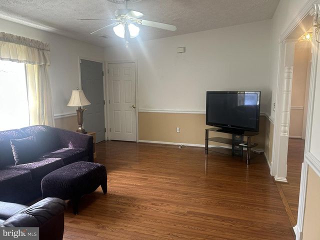 300 E FAIRFAX ST, Berryville, VA 22611