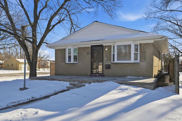 19630 Broadacres Street, Clinton Charter Township, MI 48035