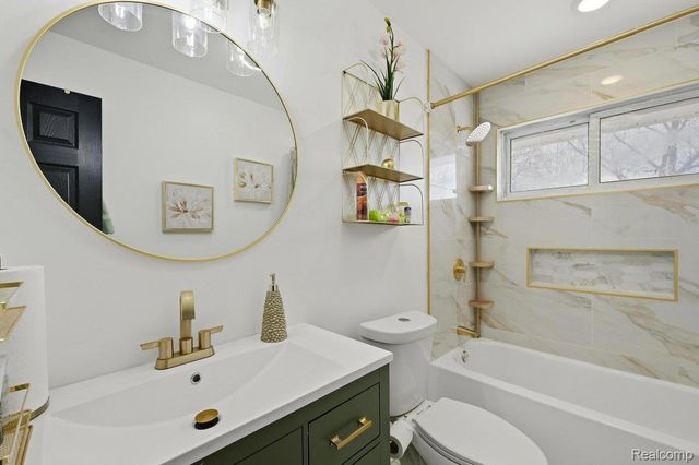 19630 Broadacres Street, Clinton Charter Township, MI 48035