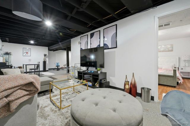 19630 Broadacres Street, Clinton Charter Township, MI 48035