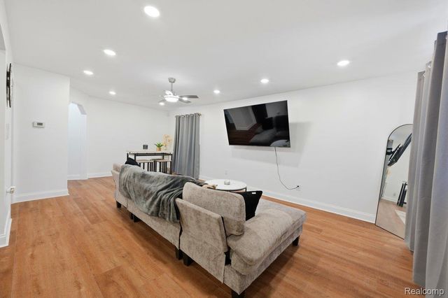 19630 Broadacres Street, Clinton Charter Township, MI 48035