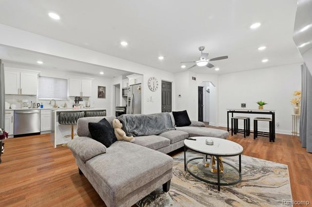 19630 Broadacres Street, Clinton Charter Township, MI 48035