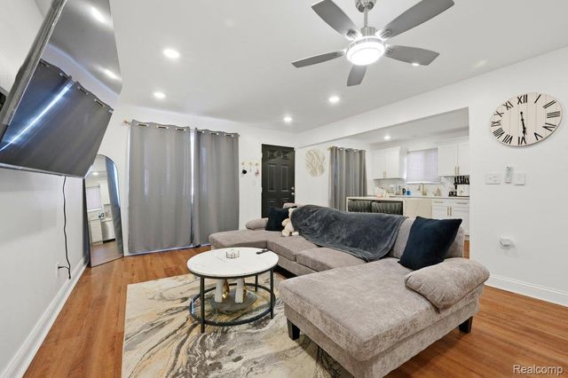 19630 Broadacres Street, Clinton Charter Township, MI 48035