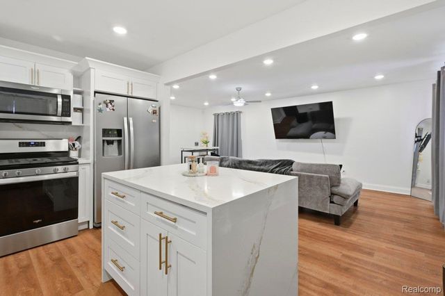 19630 Broadacres Street, Clinton Charter Township, MI 48035