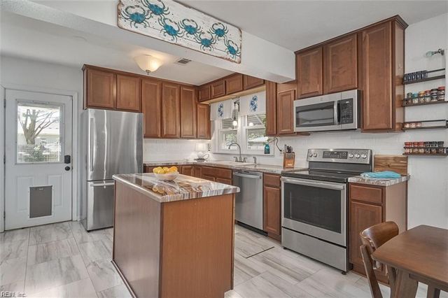 708 Sparrow RD, Chesapeake, VA 23325