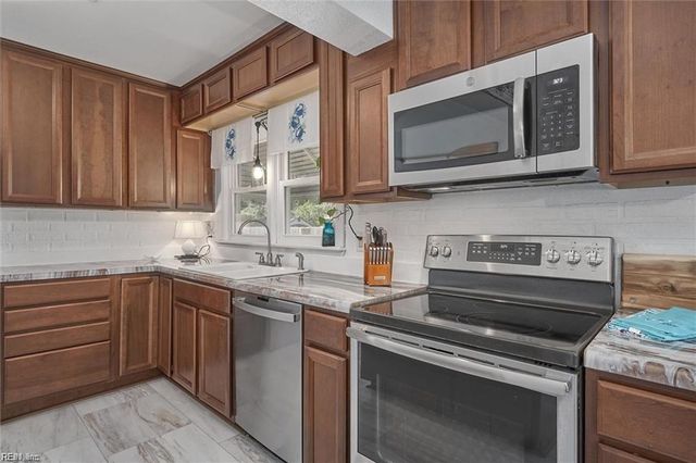 708 Sparrow RD, Chesapeake, VA 23325