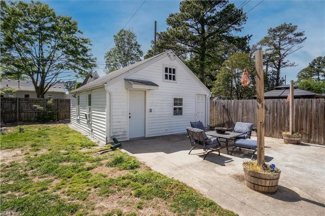 708 Sparrow RD, Chesapeake, VA 23325