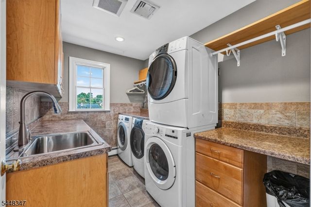 6 Park Ln, Jefferson Twp., NJ 07438