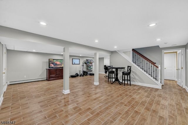 6 Park Ln, Jefferson Twp., NJ 07438