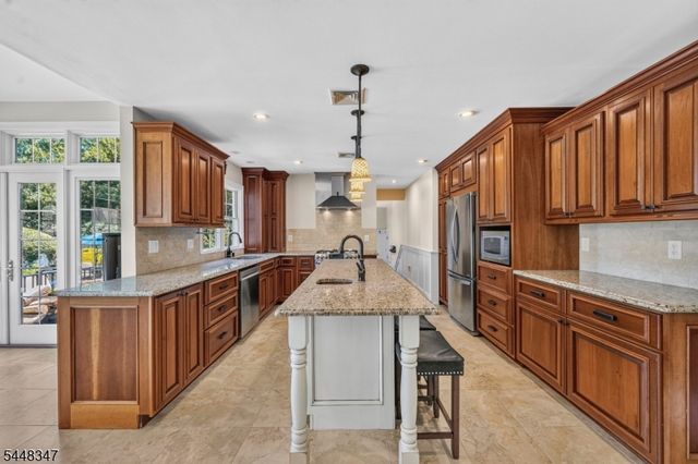 6 Park Ln, Jefferson Twp., NJ 07438