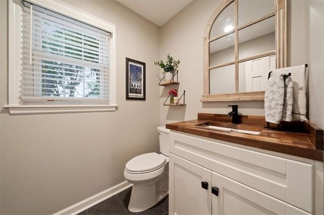 8262 W 117th Street, Overland Park, KS 66210