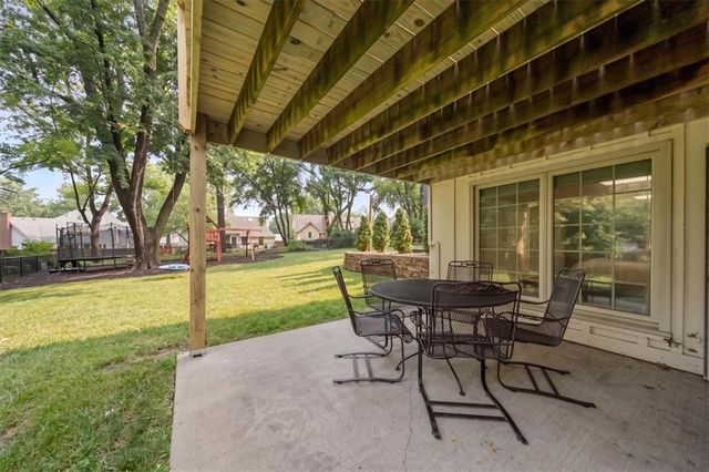8262 W 117th Street, Overland Park, KS 66210