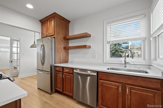 27500 Jefferson Avenue, St. Clair Shores, MI 48081