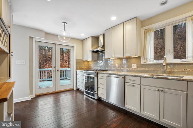 3829 S FOUR MILE RUN DR, Arlington, VA 22206