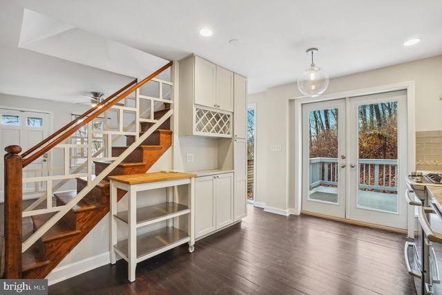 3829 S FOUR MILE RUN DR, Arlington, VA 22206