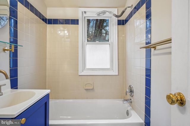 3829 S FOUR MILE RUN DR, Arlington, VA 22206