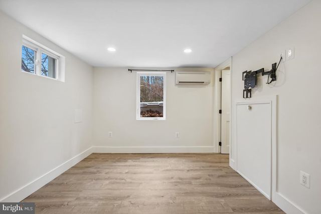 3829 S FOUR MILE RUN DR, Arlington, VA 22206