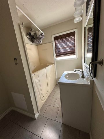 2202 NW Cheyenne Ave, Lawton, OK 73505