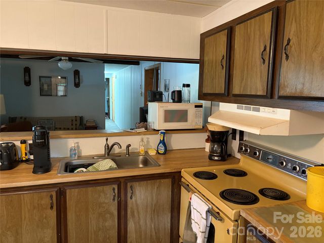 42 Country Meadows Road, Burnsville, NC 28714