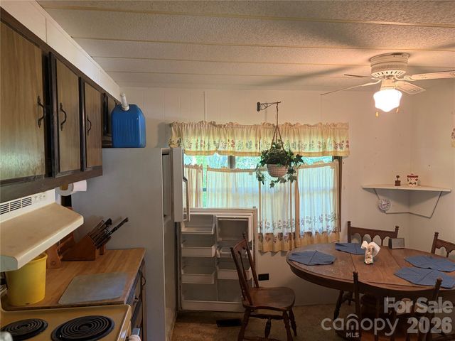 42 Country Meadows Road, Burnsville, NC 28714