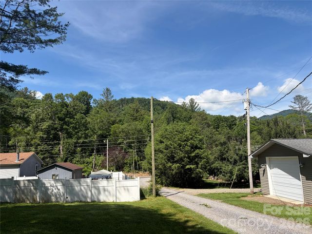 42 Country Meadows Road, Burnsville, NC 28714