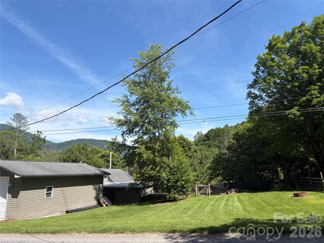 42 Country Meadows Road, Burnsville, NC 28714