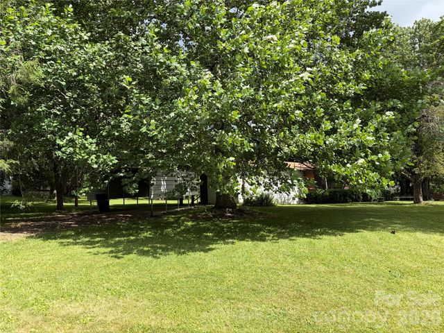 42 Country Meadows Road, Burnsville, NC 28714