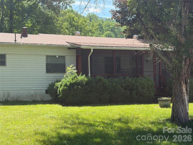 42 Country Meadows Road, Burnsville, NC 28714