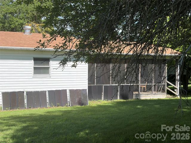 42 Country Meadows Road, Burnsville, NC 28714