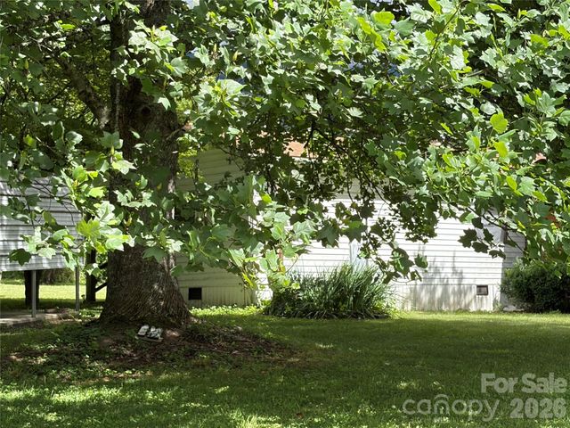 42 Country Meadows Road, Burnsville, NC 28714