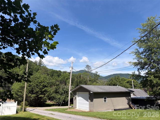 42 Country Meadows Road, Burnsville, NC 28714
