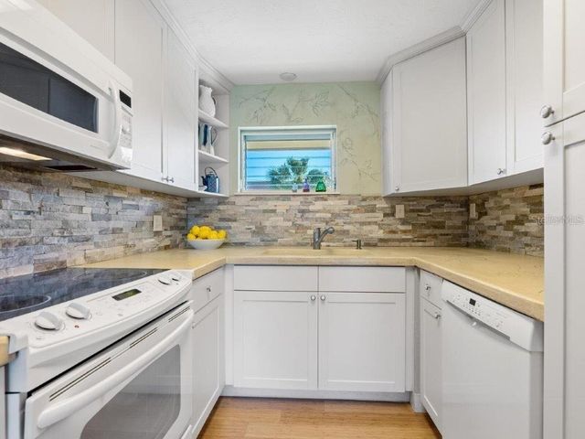 2155 WOOD STREET B17, Sarasota, FL 34237