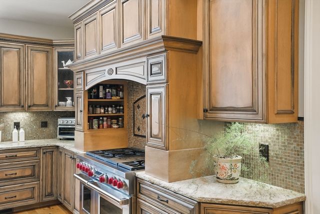 4 Abbott Ln, Bedford, MA 01730