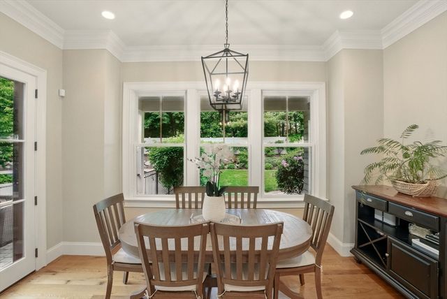 4 Abbott Ln, Bedford, MA 01730