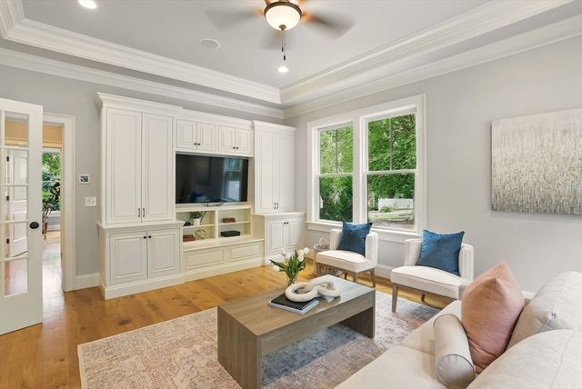 4 Abbott Ln, Bedford, MA 01730