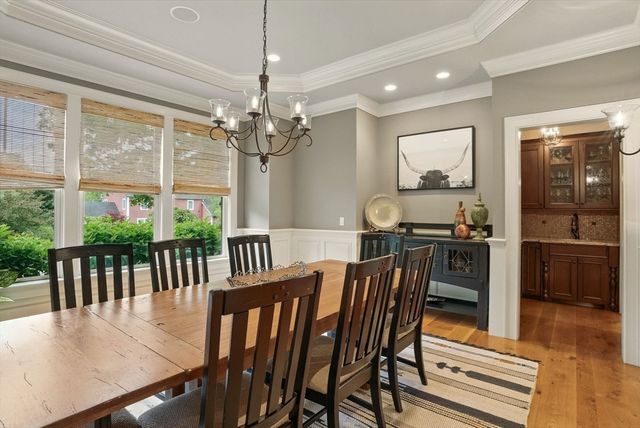 4 Abbott Ln, Bedford, MA 01730