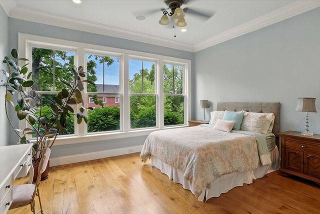 4 Abbott Ln, Bedford, MA 01730