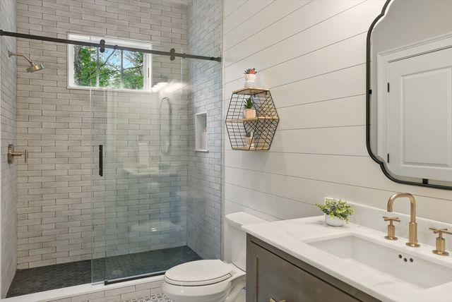 4 Abbott Ln, Bedford, MA 01730
