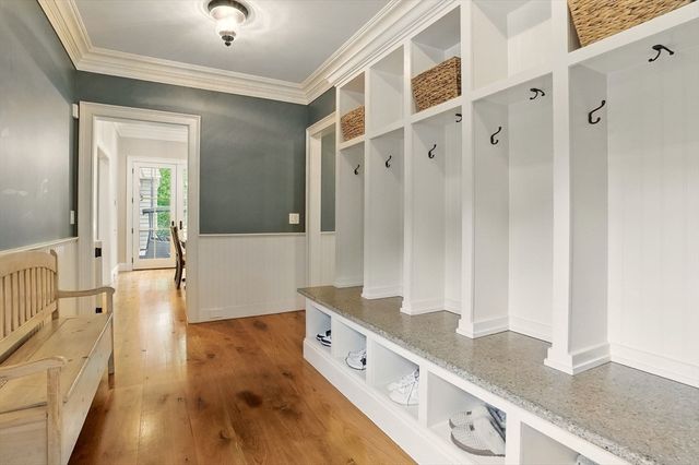 4 Abbott Ln, Bedford, MA 01730