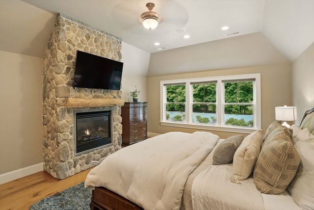 4 Abbott Ln, Bedford, MA 01730