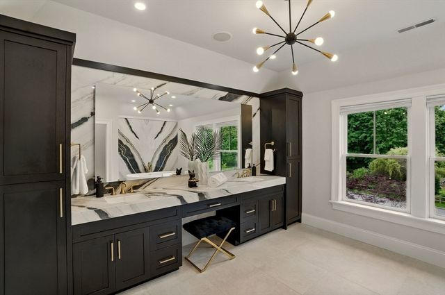 4 Abbott Ln, Bedford, MA 01730