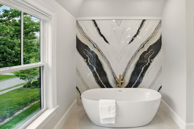 4 Abbott Ln, Bedford, MA 01730