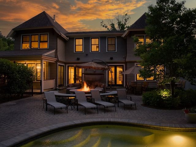 4 Abbott Ln, Bedford, MA 01730