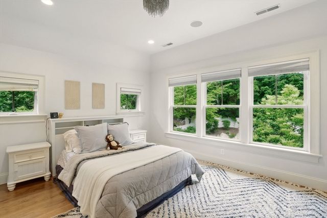 4 Abbott Ln, Bedford, MA 01730