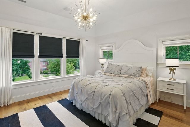4 Abbott Ln, Bedford, MA 01730