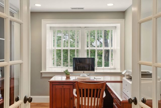 4 Abbott Ln, Bedford, MA 01730