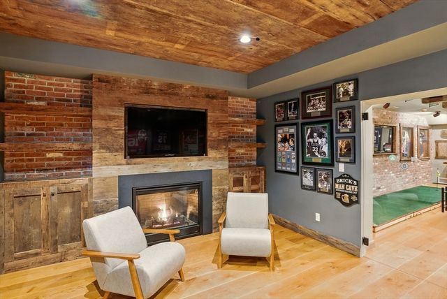 4 Abbott Ln, Bedford, MA 01730