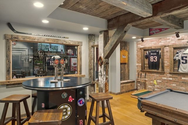 4 Abbott Ln, Bedford, MA 01730