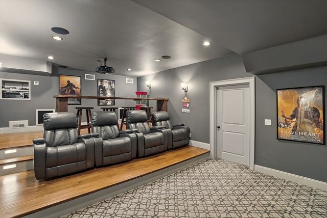 4 Abbott Ln, Bedford, MA 01730