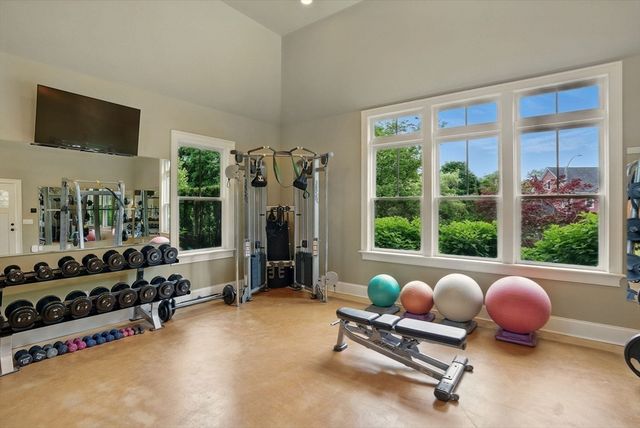 4 Abbott Ln, Bedford, MA 01730